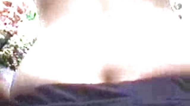 Une énorme foule d'hommes a film vidéo x gratuit illuminé le visage d'une salope mince avec du sperme collant