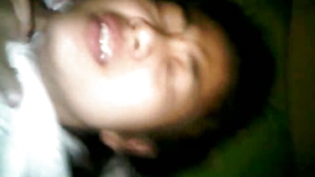 Un mec à lunettes porno gratuit à regarder baise une copine dans la cuisine