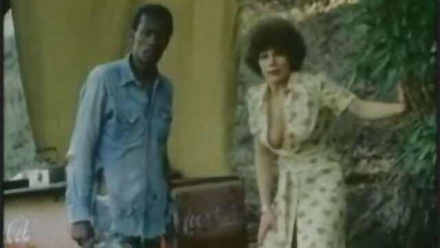 Un modèle de webcam suce la bite de film x plage son amant avec délectation dans des bongacams privés