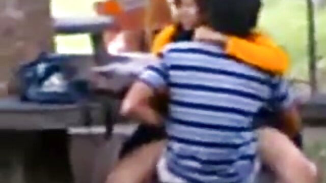 Maîtresse frappe belle hétéro de bas avec une bite vidéo x vintage en caoutchouc