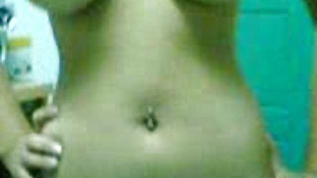 Un mec chauve avec une barbe a tiré film classé x gratuit sur une fille aux gros seins