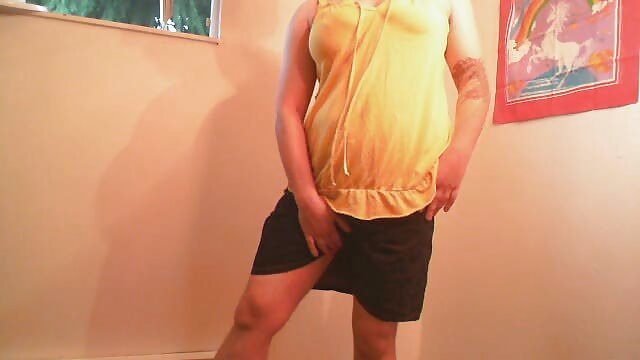 Le modèle tout les film porno francais de Ruskams perce un trou entre ses jambes avec son doigt