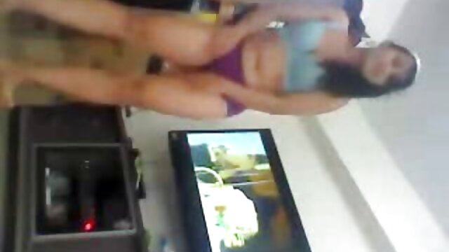 Un mec riche a payé et baisé une fille dans la vidéo streaming x rue