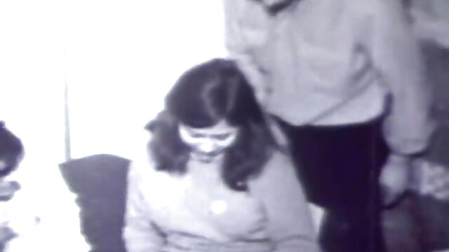 Mère film pornographique vintage avec sa fille gâtée baise avec un flic au bureau