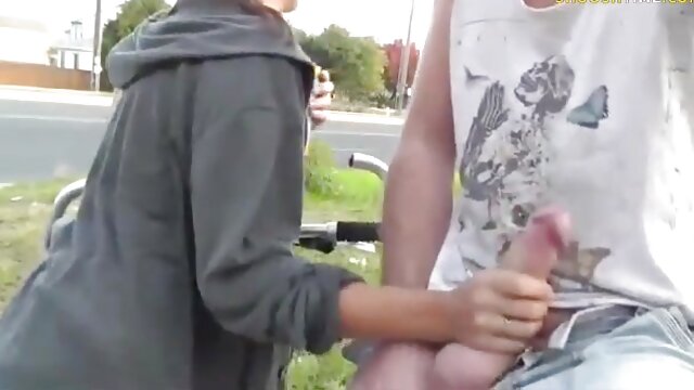 Vidéo érotique d'une étudiante en chemisier léger et jupe courte film x couple