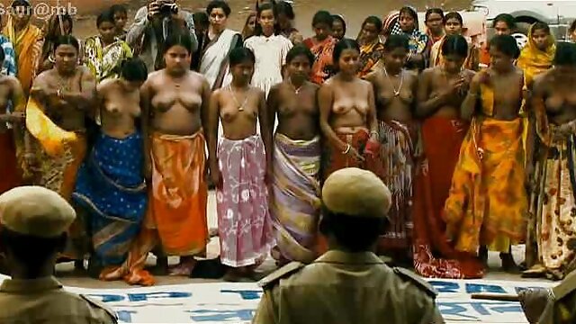 Une fille informelle nue touche les seins et se doigte la chatte film porno gourmandix