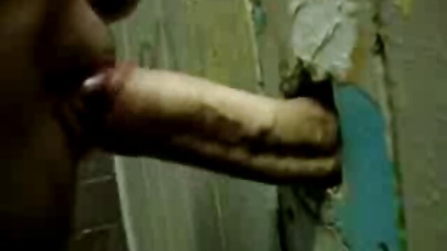 Un mec espionne une fille maigre xxx vidéo africaine dans une cabine d'essayage