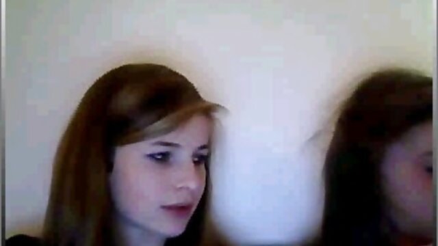 Ebony lesbiennes ont des relations sexuelles film adulte porno orales sur le canapé