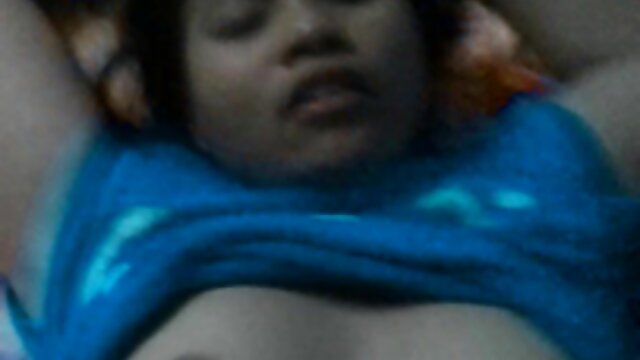 La fille insère un vibromasseur et caresse le clitoris devant film x depucelage une webcam